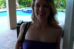 玩两个奶水丰满人妻